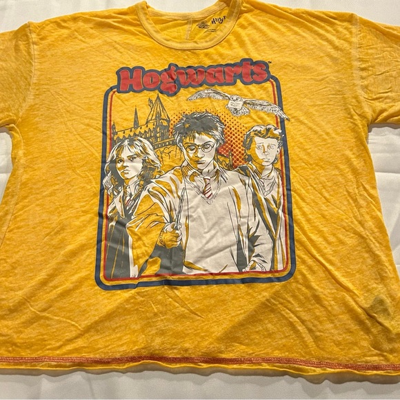 Women’s Harry Potter Yellow Graphic Top Size Large Hogwarts in great condition - Picture 1 of 3